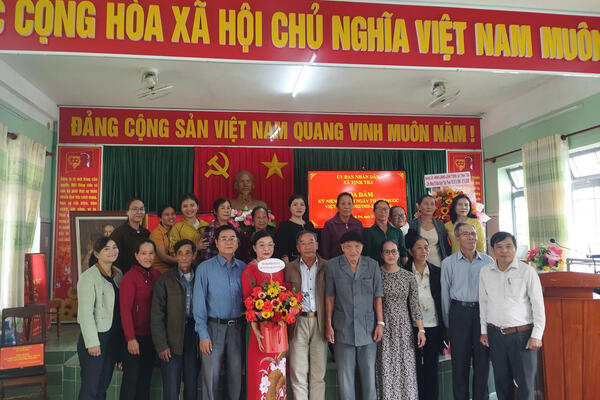 Lãnh đạo Đảng ủy, HĐND, UBND, UBMTTQVN xã chúc mừng ngày thầy thuốc Việt Nam 27/2